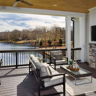 他の地域のビーチスタイルのおしゃれなデッキ (屋外暖炉、張り出し屋根) の写真