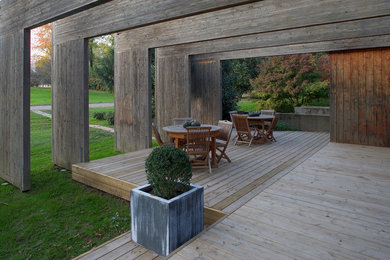 This is an example of a contemporary deck in Turin.