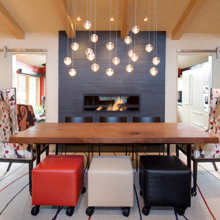 クリーブランドの中サイズのトランジショナルスタイルのLDKの画像 (横長型暖炉、白い壁、淡色無垢フローリング、石材の暖炉まわり、茶色い床)