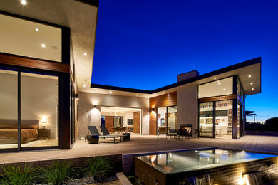 Example of a mid-sized minimalist patio design in Los Angeles