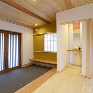 他の地域の大きい引き戸和風のおしゃれな玄関ホール (白い壁、グレーの床) の写真