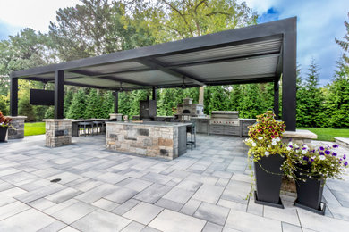 Example of a transitional patio design in Detroit