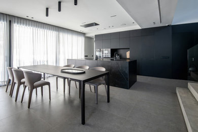 Imagen de cocina lineal moderna grande abierta con fregadero bajoencimera, armarios con paneles lisos, puertas de armario negras, salpicadero negro, electrodomésticos negros, una isla, suelo gris y encimeras negras