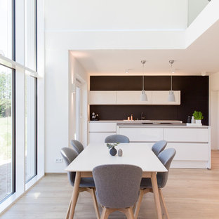 ハンブルクの広い北欧風 LDKの画像 (白い壁、クッションフロア、暖炉なし、ベージュの床)