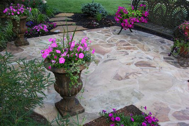 Photo of a traditional landscaping in Cincinnati.