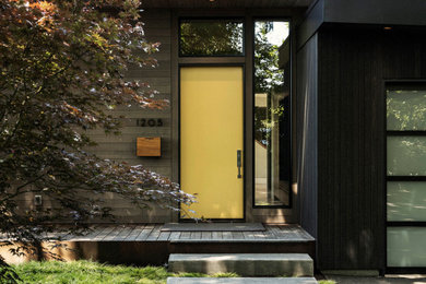 Example of a mid-century modern entryway design in Portland