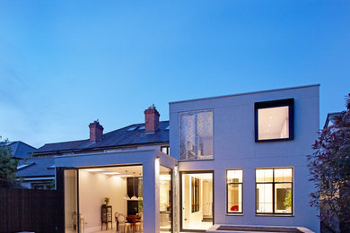 Foto de fachada de casa bifamiliar beige contemporánea de dos plantas con tejado plano