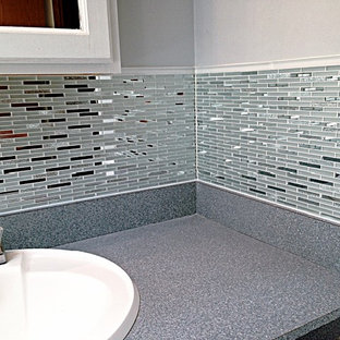Réalisation d'une salle d'eau bohème de taille moyenne avec un carrelage multicolore, des carreaux de miroir, un mur gris, un lavabo posé et un plan de toilette en stratifié.