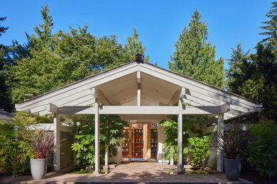 Example of a 1960s home design design in Seattle