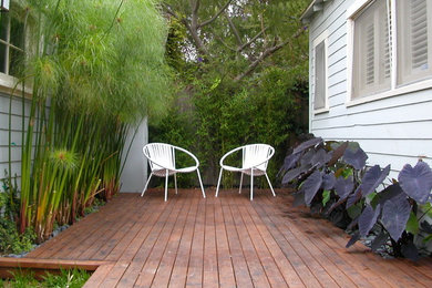 Inspiration for a mid-sized contemporary deck remodel in Los Angeles