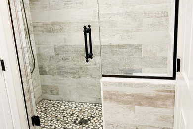 Foto de cuarto de baño rústico con ducha con puerta con bisagras
