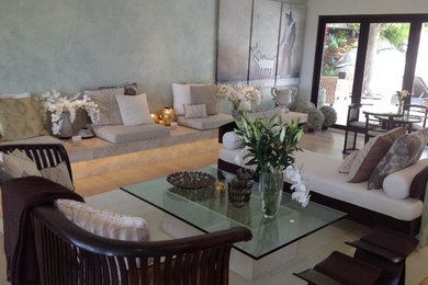 Example of an eclectic living room design in Los Angeles