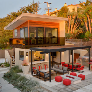 Zweistöckiges Modernes Haus mit Mix-Fassade und Pultdach in San Diego