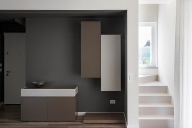 Immagine di un soggiorno design di medie dimensioni e aperto con pavimento in gres porcellanato e pavimento marrone