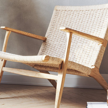 Smooth Living Room Area With a CH25 Easy Chair