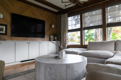 Diseño de sala de estar cerrada clásica renovada grande con paredes beige, suelo de madera en tonos medios, televisor colgado en la pared, suelo marrón, casetón y panelado