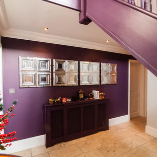 Inredning av en klassisk hall, med lila väggar och terrazzogolv