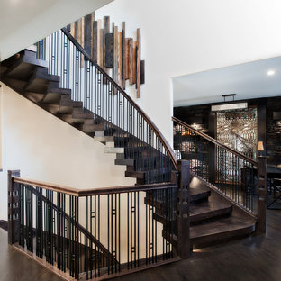 Imagen de escalera curva, contemporánea, con escalones de madera y contrahuellas de madera