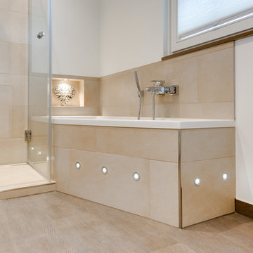 Badezimmer mit Wanne und hochwertiger Glasdusche
