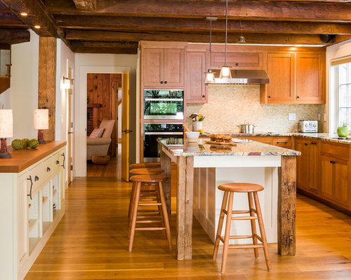 Küchen mit hellbraunen Holzschränken und Onyx-Arbeitsplatte Ideen