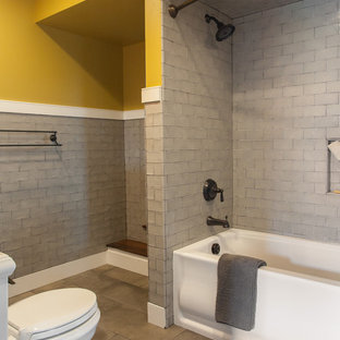Inspiration pour une salle de bain traditionnelle de taille moyenne pour enfant avec un placard sans porte, des portes de placard en bois vieilli, une baignoire en alcôve, un combiné douche/baignoire, un WC séparé, un carrelage gris, des carreaux de céramique, un mur jaune, béton au sol, un plan vasque, un plan de toilette en zinc, un sol gris et une cabine de douche avec un rideau.