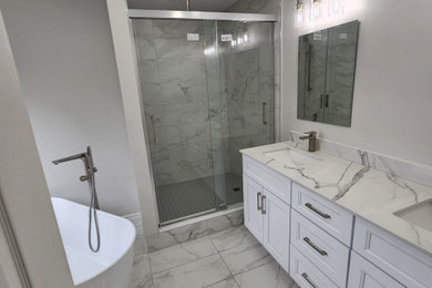 Example of a bathroom design in Toronto