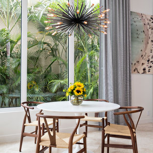 На фото: с высоким бюджетом гостиные-столовые среднего размера в современном стиле с белыми стенами и полом из известняка без камина