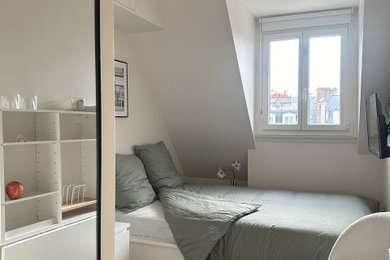 Idées déco pour une petite chambre moderne avec un mur beige.