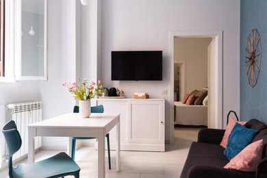Esempio di un soggiorno moderno aperto con pareti blu, pavimento in gres porcellanato, TV a parete e pavimento beige