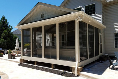 Réalisation d'une terrasse arrière tradition de taille moyenne avec une extension de toiture.