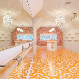 ミネアポリスのトランジショナルスタイルのおしゃれなホームジム (白い壁、マルチカラーの床) の写真