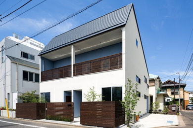 This is an example of a contemporary white exterior in Tokyo with a gable roof.