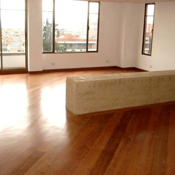 Apto Mac&iacute;as - Hardwood Flooring