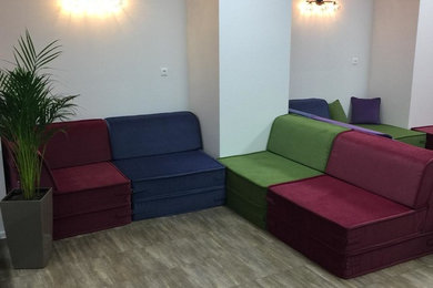 Бескаркасный модульный диван в частной школе