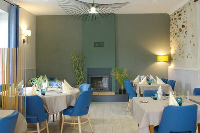 Inspiration pour une grande salle à manger traditionnelle fermée avec un mur vert, un sol en linoléum, une cheminée standard et un sol beige.