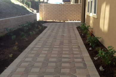 Design ideas for a traditional landscaping in Orange County.
