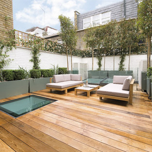 Moderner Patio hinter dem Haus mit Dielen in London