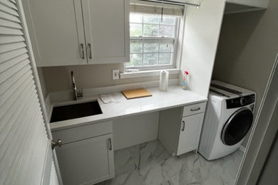 Laundry room - modern laundry room idea in New York