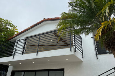Exempel på en stor modern balkong, med räcke i metall