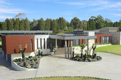 Idee per la villa ampia beige contemporanea a piani sfalsati con tetto piano, copertura in metallo o lamiera e tetto grigio