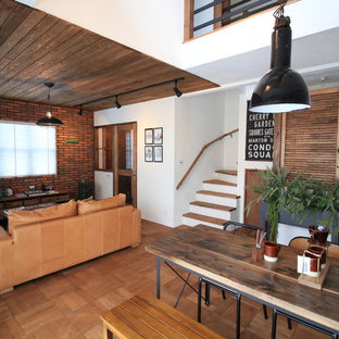 Modelo de salón de estilo zen con paredes blancas, suelo de madera en tonos medios y suelo marrón