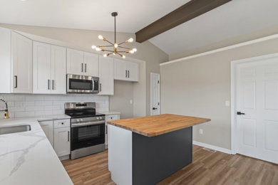 Kitchen - modern kitchen idea in St Louis