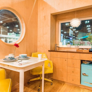 ロサンゼルスの小さいモダンスタイルのおしゃれなアトリエ・スタジオ (白い壁、竹フローリング、自立型机) の写真