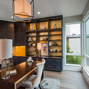 Ispirazione per un ampio ufficio contemporaneo con pareti grigie, parquet chiaro e scrivania autoportante