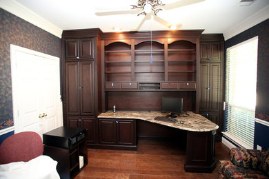 Photo of a traditional home office in Dallas.