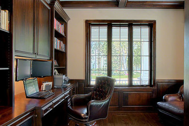 Example of a classic home office design in Chicago