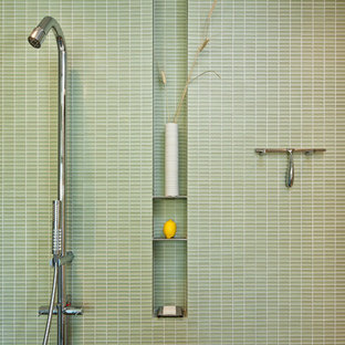 Idées déco pour une salle de bain contemporaine avec une douche ouverte, un carrelage vert et un carrelage en pâte de verre.