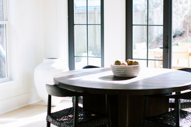 Modelo de comedor de cocina moderno de tamaño medio con paredes blancas, suelo de madera clara, madera y suelo beige