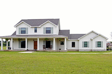Foto de fachada de casa blanca y gris de estilo de casa de campo de dos plantas con revestimiento de vinilo, tejado a dos aguas, tejado de teja de madera y panel y listón