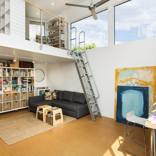 Modelo de estudio contemporáneo, pequeño, sin chimenea, con paredes blancas, suelo de corcho, escritorio independiente y suelo marrón